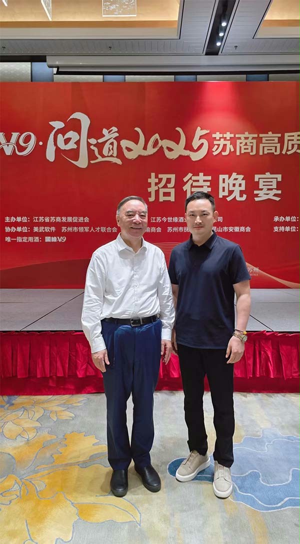 西朗門業董事長楊元嘉合照